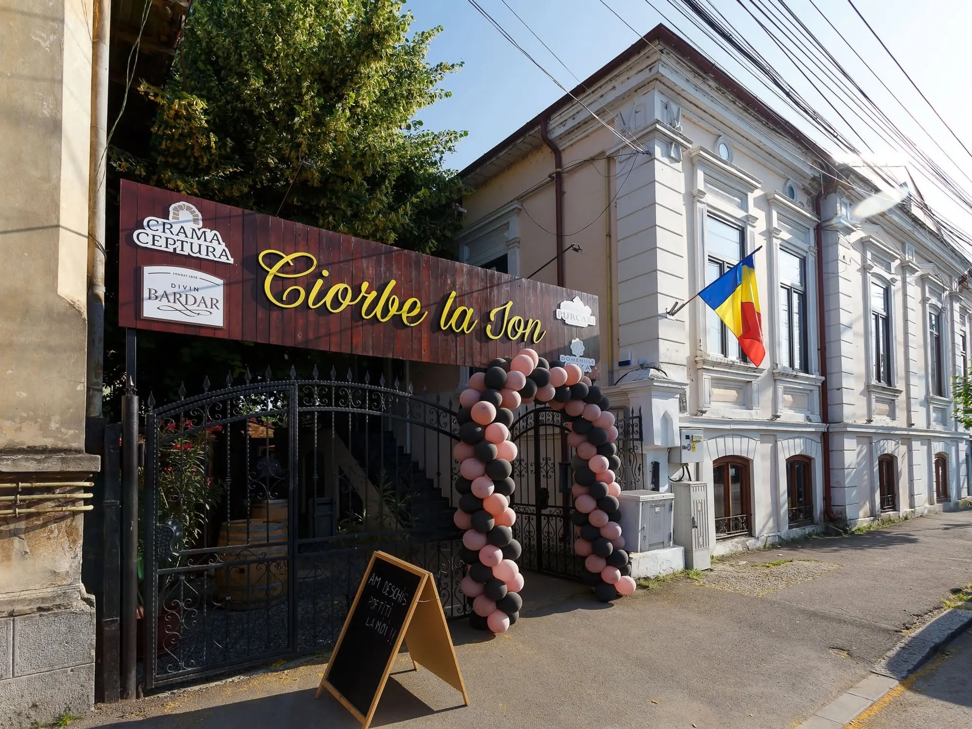 Fațada restaurantului cu arcadă de baloane la intrare
