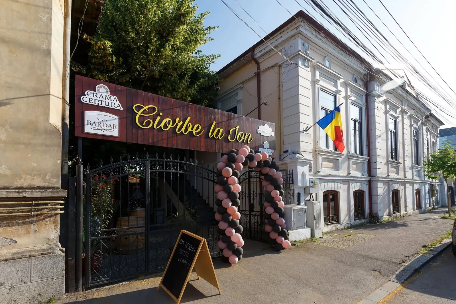 Intrarea restaurantului Ciorbe La Ion de pe Strada Gării 55 din Galați