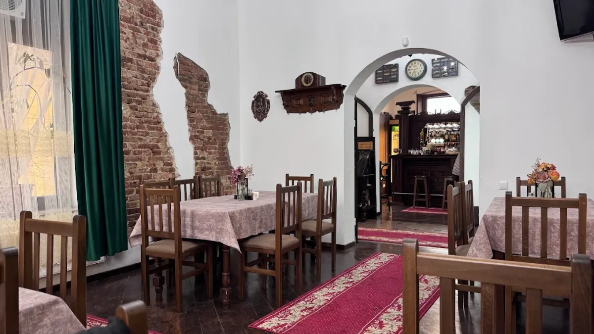 Salonul mare al restaurantului Ciorbe La Ion, cu mesele pregătite