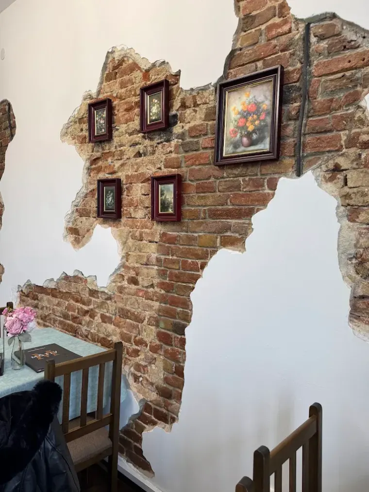 Salonul restaurantului Ciorbe La Ion, pregătit pentru o masă