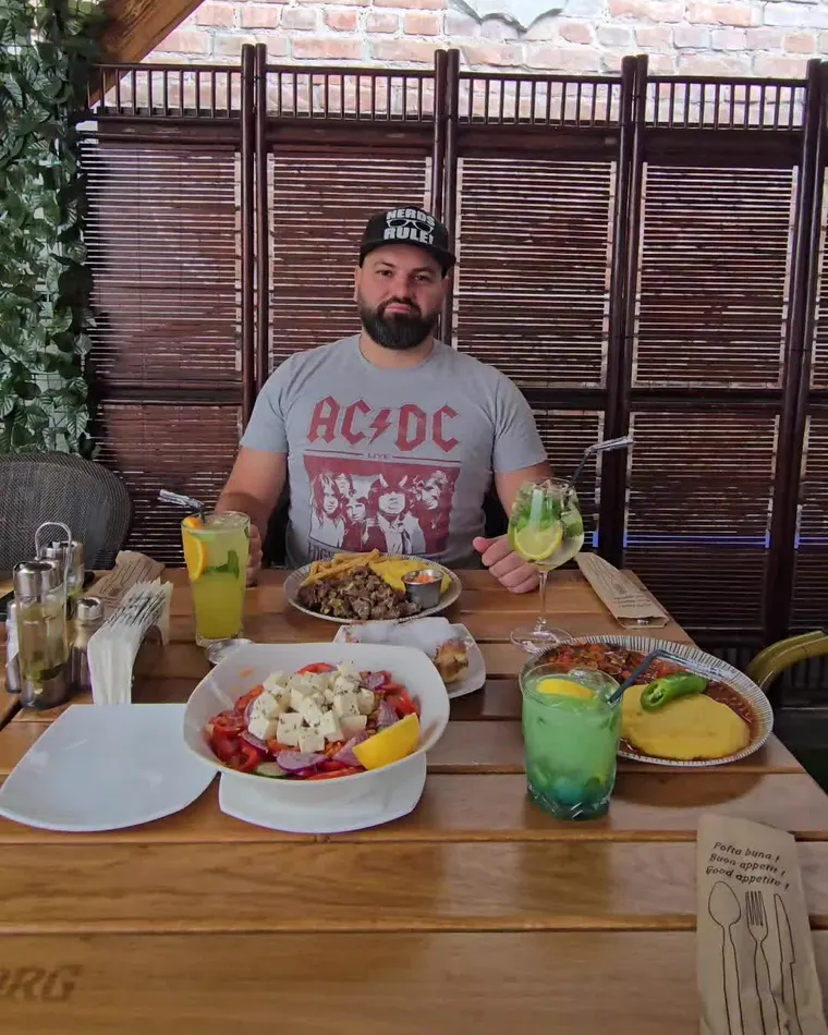 Ion la masă, cu salată, un fel cu carne, limonadă și desert alături