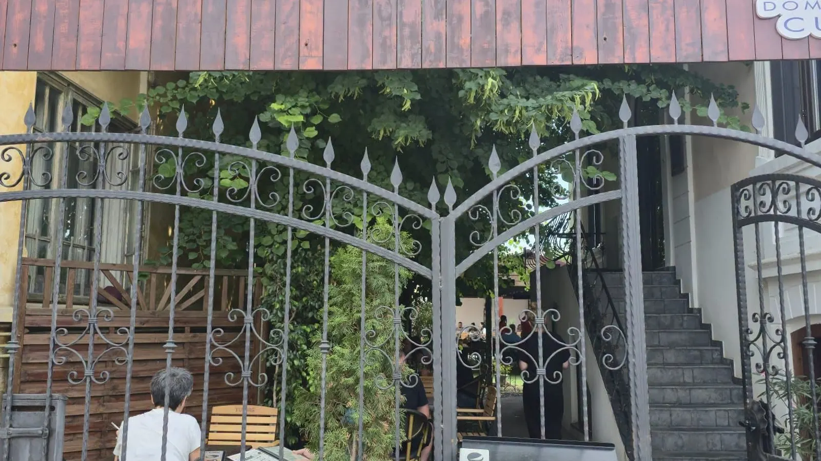 Poartă de fier forjat spre curtea cu terasă